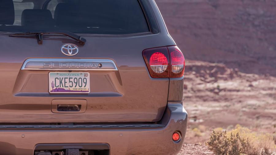 Детали экстерьера Toyota Sequoia Platinum 2017 года  (фото 18 из 30)